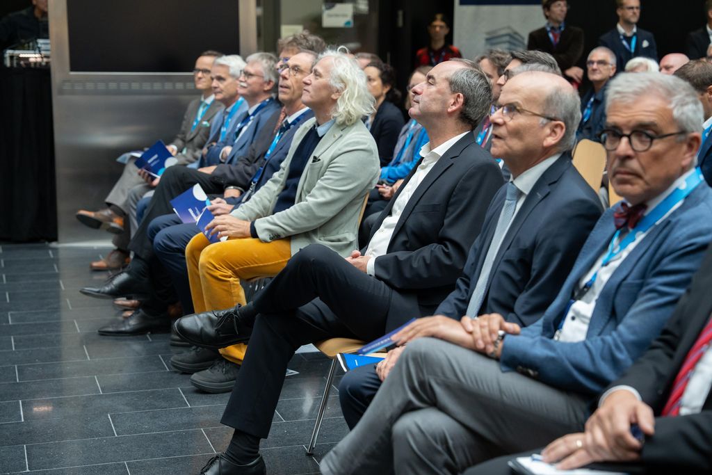 Impressionen des Bayerischen Staatsministers Hubert Aiwanger beim Richtfest auf dem Medizin-Campus Würzburg.