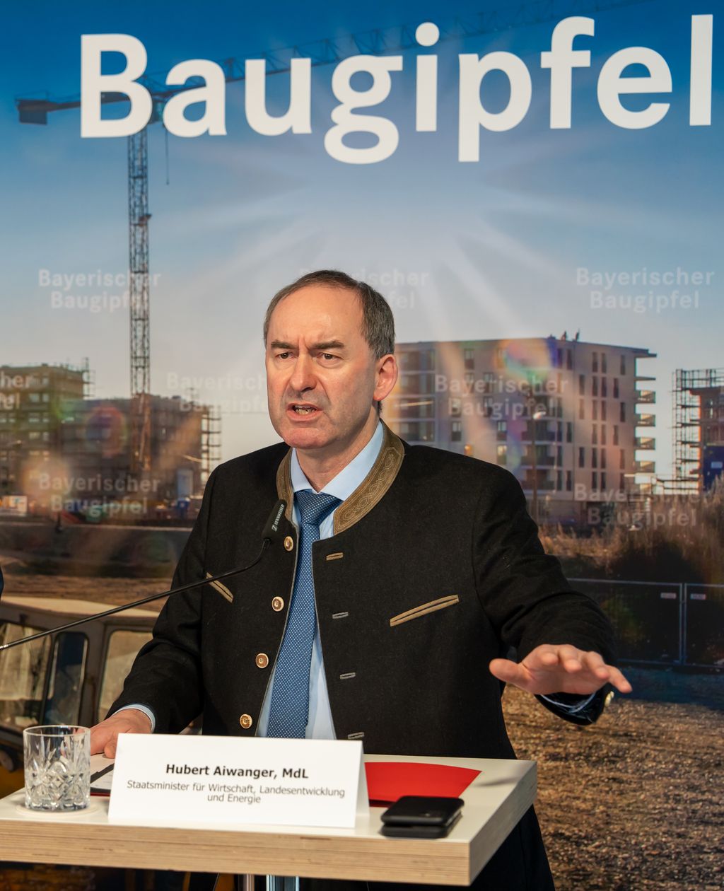 Bayerns Wirtschaftsminister Hubert Aiwanger beim Bayerischen Baugipfel. Foto: Elke Neureuther/StMWi