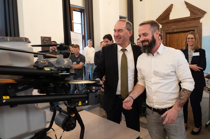 Minister Aiwanger mit Anselm Dötterl von Global Flight (Foto: StMWi)