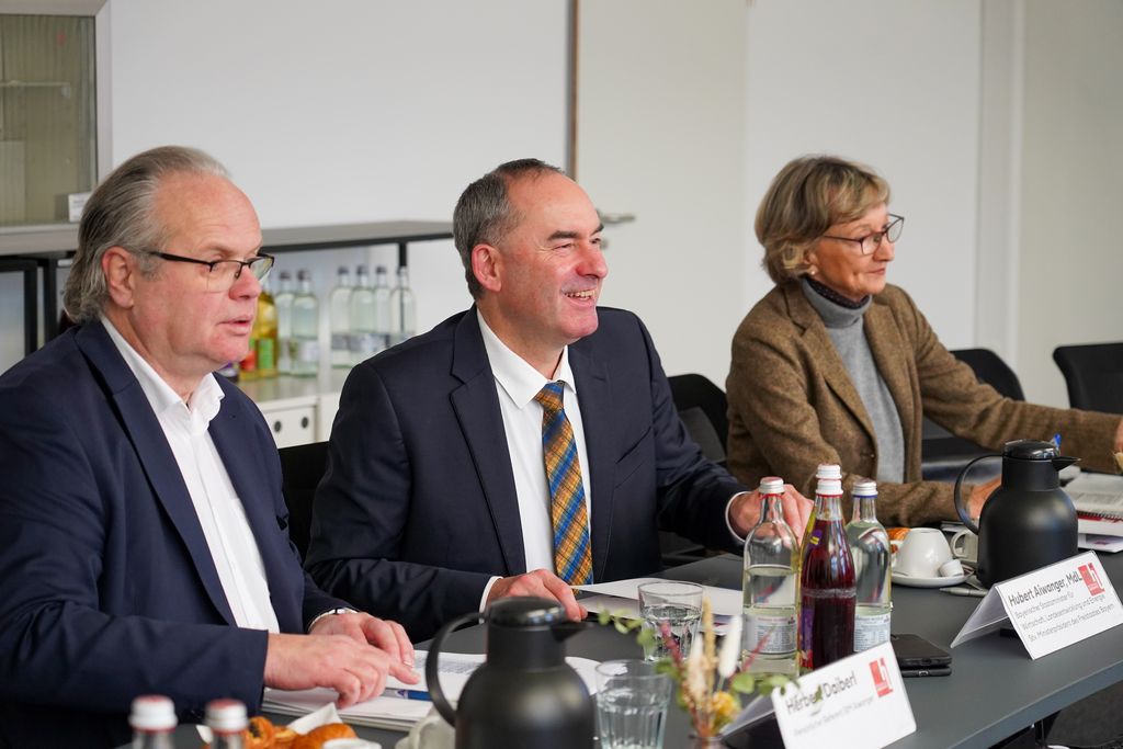 Angeregte Gesprächsatmosphäre: Bayerns Wirtschaftsminister Hubert Aiwanger (Mitte) mit Referent Herbert Daiberl (l.) und Referentin Anke Evertz. 
Foto: StMWi/ K. Huber