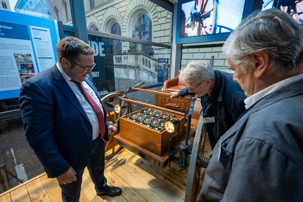 Impressionen des Besuchs von Bayerns Wirtschaftsstaatssekretär Tobias Gotthardt am OpenSpace-Stand des Bayerischen Wirtschaftsministeriums.