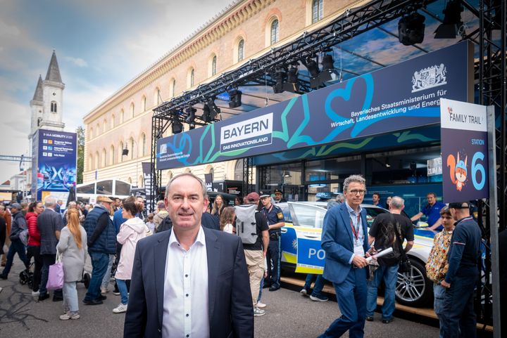 Bayerns Wirtschaftsminister Hubert Aiwanger besucht den IAA Open Space in München.