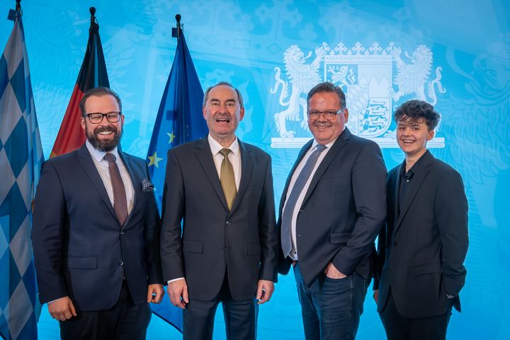 Bayerns Wirtschaftsminister Hubert Aiwanger verleiht die Staatsmedaille für besondere Verdienste um die bayerische Wirtschaft.