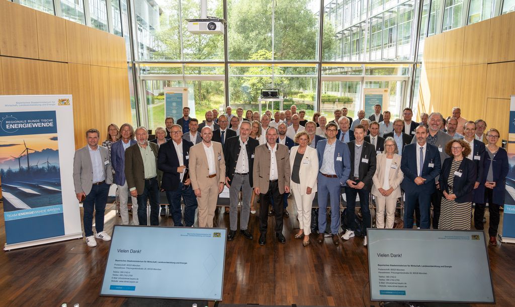 Bayerns Energieminister Hubert Aiwanger mit den Teilnehmern des Regionalen Runden Tisches Energiewende Schwaben
Bildquelle: StMWi / E. Neureuther