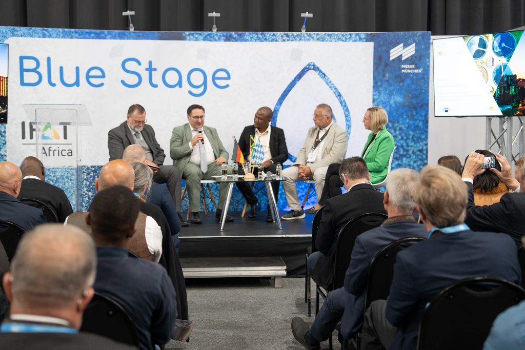 Tobias Gotthardt während der Paneldiskussion auf der IFAT Africa (Quelle: StMWi)