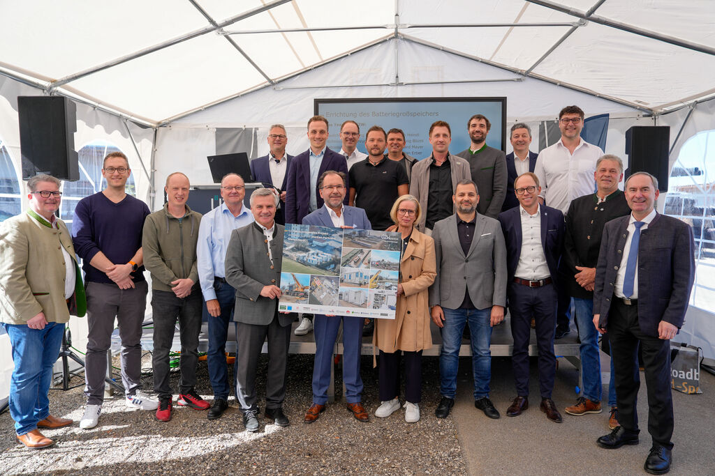 Wirtschaftsminister Hubert Aiwanger und Michael Forstner, Vorstandsvorsitzender der ÜZW Energie, bedanken sich bei allen Beteiligten des Projekts. Foto: StMWi.
