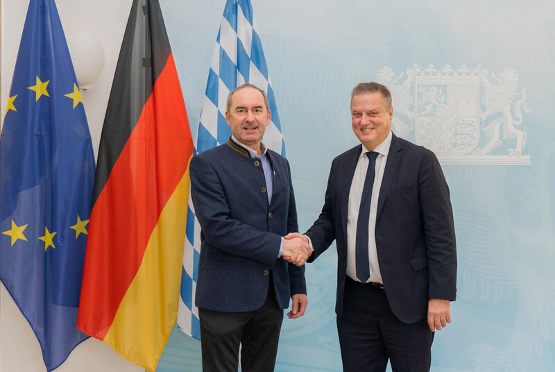 Der Vorstandsvorsitzende der Bayerischen Staatsforsten, Martin Neumeyer (rechts), wechselt heute in den Ruhestand. Bayerns Wirtschaftsminister und Aufsichtsratsvorsitzender der Staatsforsten, Hubert Aiwanger, dankt Neumeyer für seine Arbeit. Foto: StMWi/Bastian Brummer