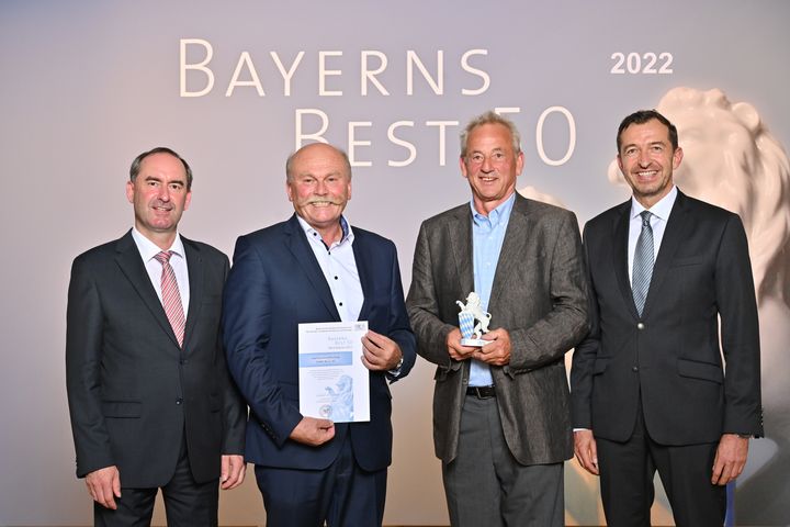Bayerns Wirtschaftsminister Hubert Aiwanger (links) übergibt die Auszeichnung "Bayerns Best 50" an die Hörl Kunststofftechnik GmbH & Co. KG.