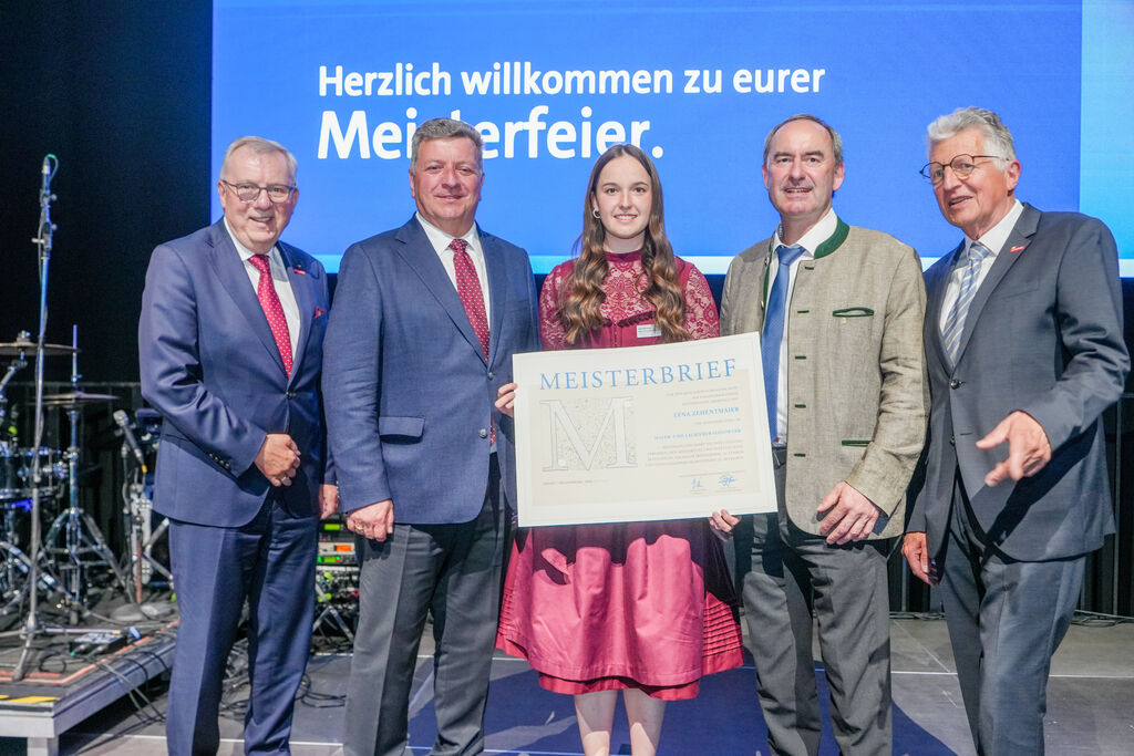 Bayerns Wirtschaftsminister Hubert Aiwanger (2. v. r.) hat Handwerksmeisterin Lena Zehentmaier ihren Meisterbrief übergeben. Mit dabei: Jürgen Kilger (von links), Hauptgeschäftsführer HWK Niederbayern-Oberpfalz, Christian Bernreiter, Bayerischer Staatsminister für Wohnen, Bau und Verkehr, und Hans Kastl, Vizepräsident HWK Niederbayern-Oberpfalz.
Foto: StMWi/ K. Huber