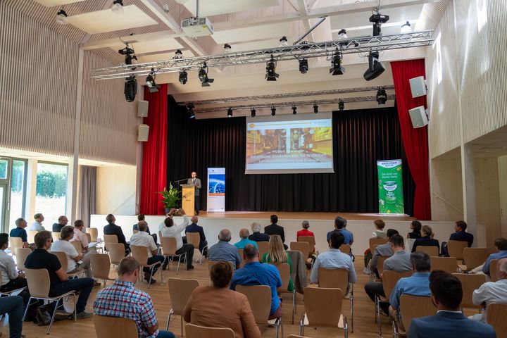 Wirtschaftsminister Hubert Aiwanger spricht auf der KWK Roadshow zum Thema "integrierte Energiewende" © StMWi/E. Neureuther