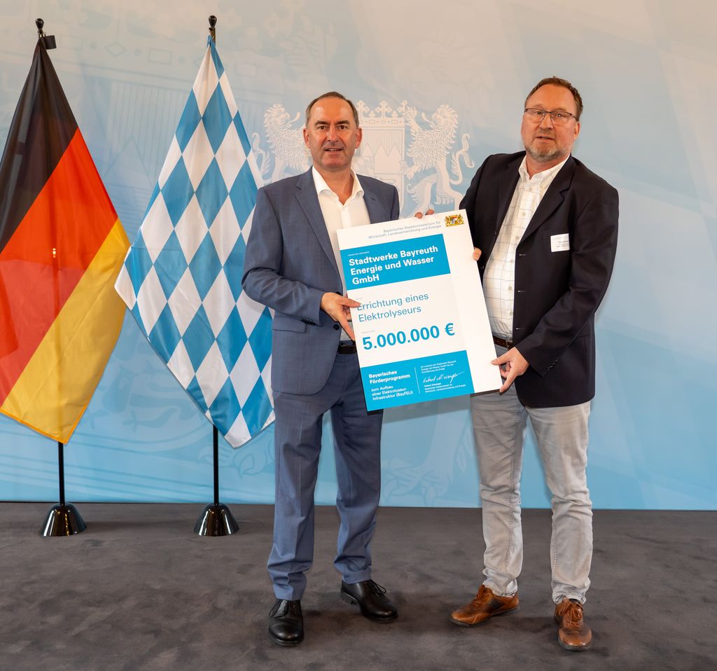 Klaus Markolf (2.v.l.) nimmt für die Stadtwerke Bayreuth den Förderbescheid für den Bau eines Elektrolyseurs entgegen.
Foto: StMWi/E. Neureuther