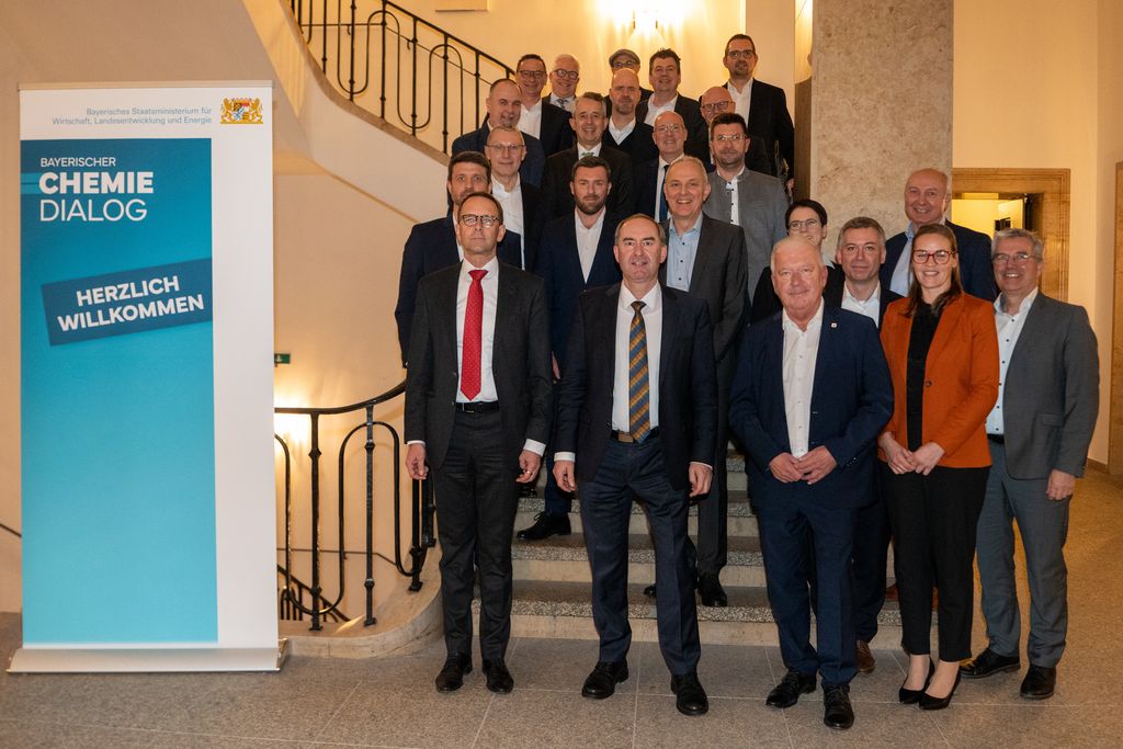 Am Chemiedialog nahmen wichtige Akteure der Branche und der Gewerkschaft teil, um gemeinsam über die aktuellen Herausforderungen zu diskutieren und wichtige Stellschrauben zu identifizieren.
Foto: StMWi