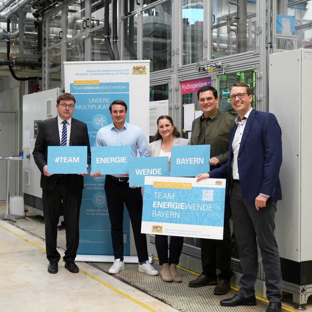 Ein Gruppenbild mit Unternehmensangehörigen, die mit Urkunden des TEB fotografiert werden.