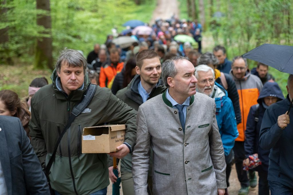 Wirtschaftsminister Aiwanger macht sich vor Ort mit den Bürgern ein Bild von Windrädern im Wald. Foto: StMWI/B. Brummer