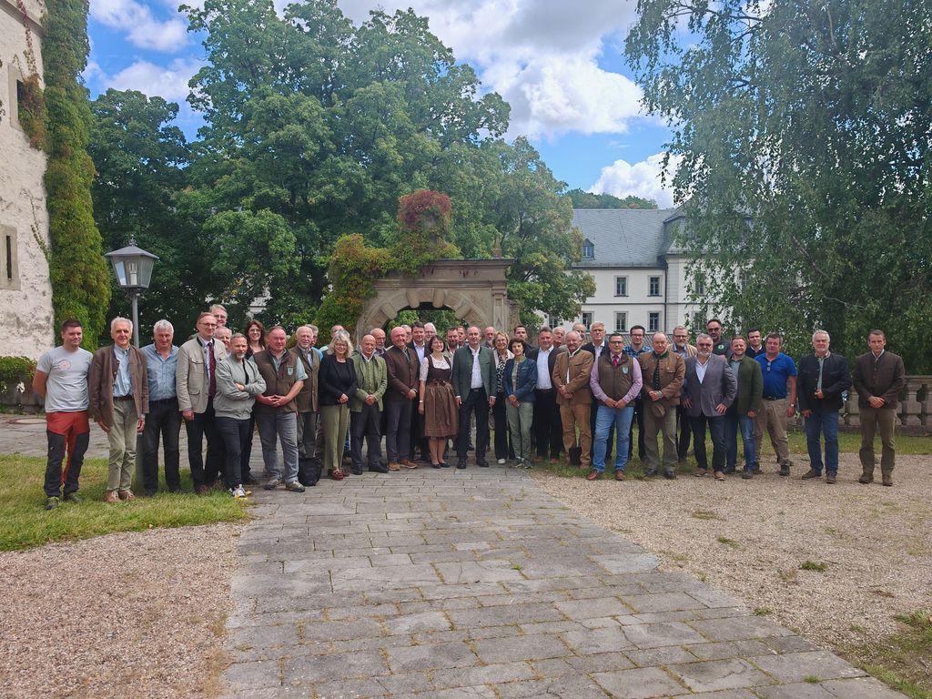 An dem Fachgespräch zur Situation des Rotwildes im Grenzbereich Bayern Thüringen beteiligten sich rund 45 Vertreter von Landes- und Kommunalpolitik, von Interessenverbänden des Wald- und Grundbesitzes, der Jagd und des Tierschutzes aus Bayern und Thüringen, Mitglieder des bayerischen Obersten Jagdbeirats und Vertreter der Bayerischen Staatsforsten. Foto: Vivienne Klimke