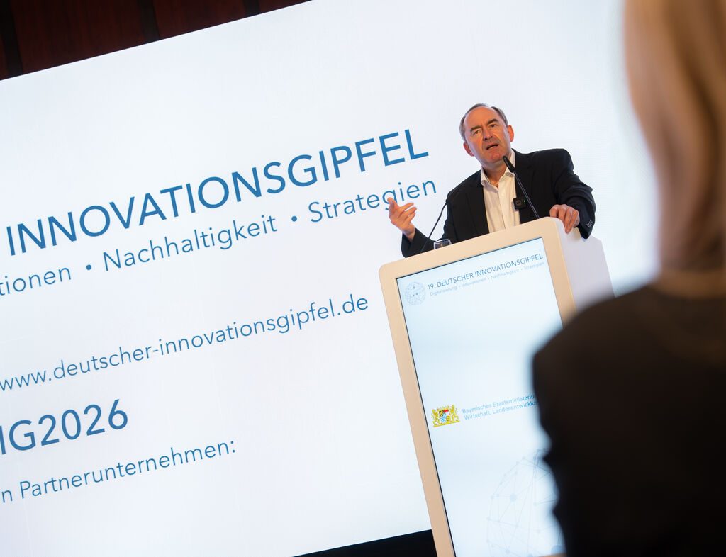Bayerns Wirtschaftsminister Hubert Aiwanger hat beim 19. Deutschen Innovationsgipfel die Bedeutung von Innovationen und Gründerförderung für die Wettbewerbsfähigkeit des Standorts Bayern deutlich gemacht. Foto: StMWi/Bastian Brummer