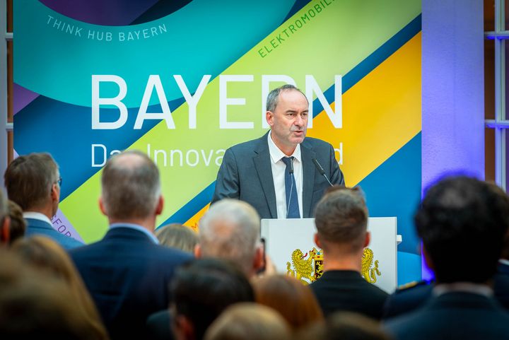 Der Bayerische Wirtschaftsminister Hubert Aiwanger und der Bayerische Verkehrsminister Christian Bernreiter laden zum Staatsempfang anlässlich der IAA MOBILITY 2023 ein.