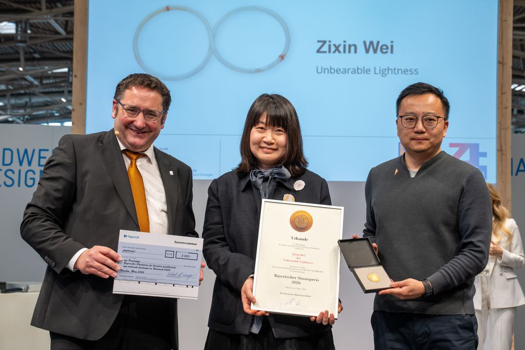Bayerns Wirtschaftsstaatssekretär Tobias Gotthardt übergibt den Staatspreis.