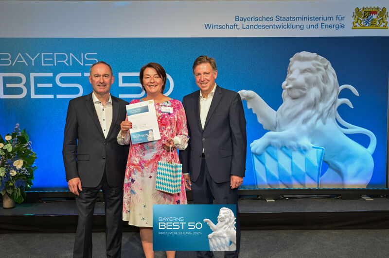 „Bayerische Unternehmerin des Jahres“: Stefanie Riedel, Aufsichtsratsvorsitzende der Riedel Bau AG, mit Bayerns Wirtschaftsminister Hubert Aiwanger und Prof. Thomas Edenhofer von Baker Tilly (Foto: StMWi/Fotostudio SX Heuser)