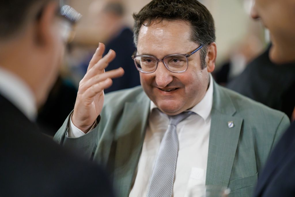 Bayerns Wirtschaftsstaatssekretär Tobias Gotthardt lädt im Namen der Bayerischen Staatsregierung zu einem Empfang anlässlich der 76. Internationalen Handwerksmesse in die Residenz München ein.