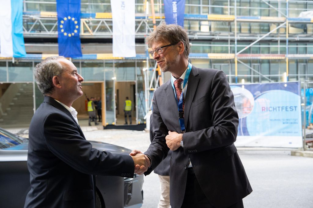 Impressionen des Bayerischen Staatsministers Hubert Aiwanger beim Richtfest auf dem Medizin-Campus Würzburg.