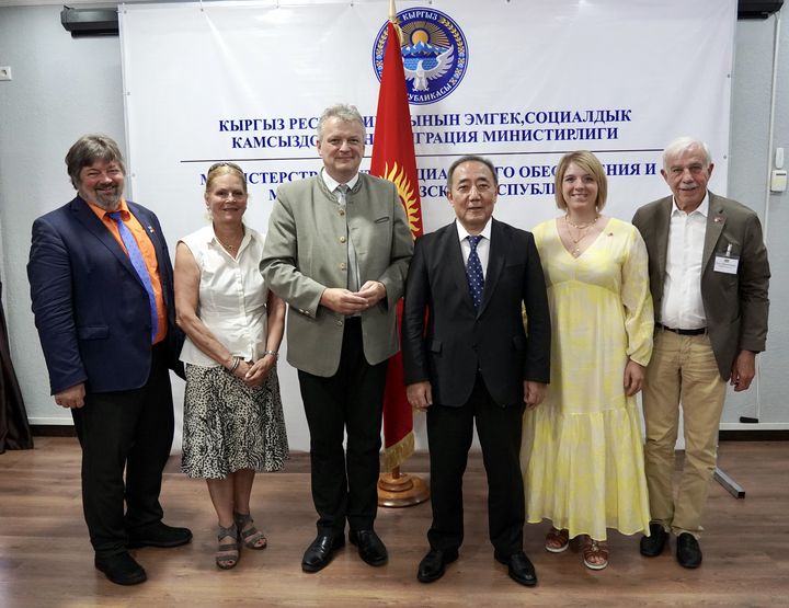 Gespräch im kirgisischen Arbeitsministerium (v.l.): MdL Gerald Pittner, Botschafterin Dr. Gabriela Guellil, Staatssekretär Roland Weigert, Arbeitsminister Kudaibergen Bazarbaev, MdL Anna Schwamberger und Genralkonsul Prof. Reinhold Krämmer. Foto: T. Assenbrunner/StMWi