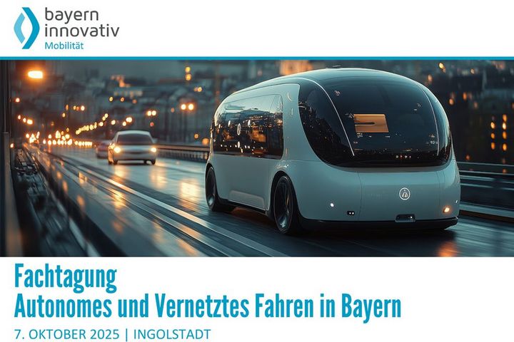Ein futuristisches Auto fährt auf einer Straße. 