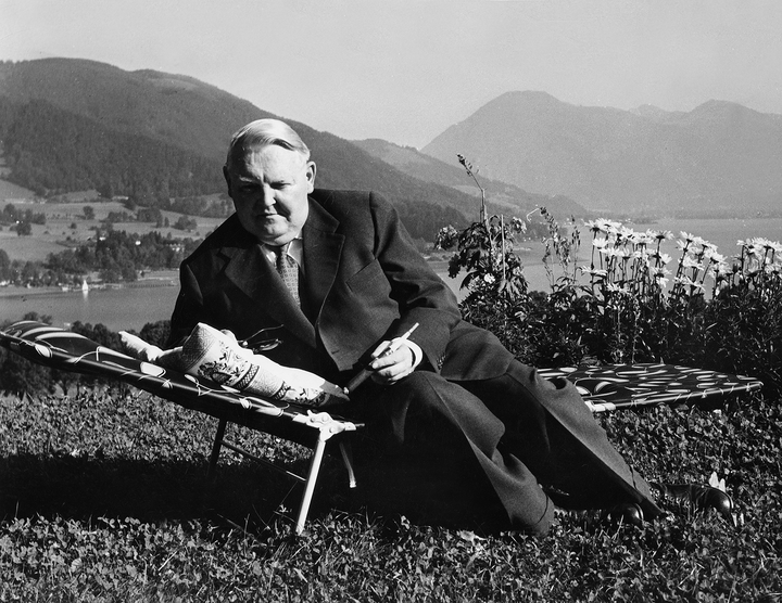 Ludwig Erhard auf einer Liege im Garten seines Sommerhauses am Tegernsee zwischen Gmund und Bad Wiessee, 1956