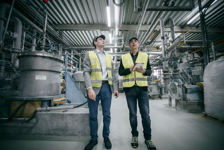 Michael Krumay (links) will das ganze Fabrikgelände mit 5G vernetzen. Stefan Wimmer (rechts) plant hierfür die Antennen, damit es überall optimalen Empfang gibt.