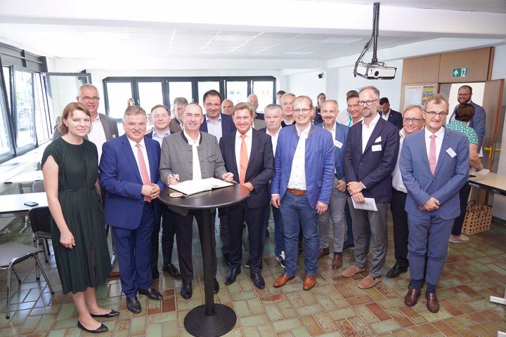 Wirtschafts- und Energieminister Hubert Aiwanger trägt sich ins Goldene Buch der Stadt Kulmbach ein. Foto: StMWi
