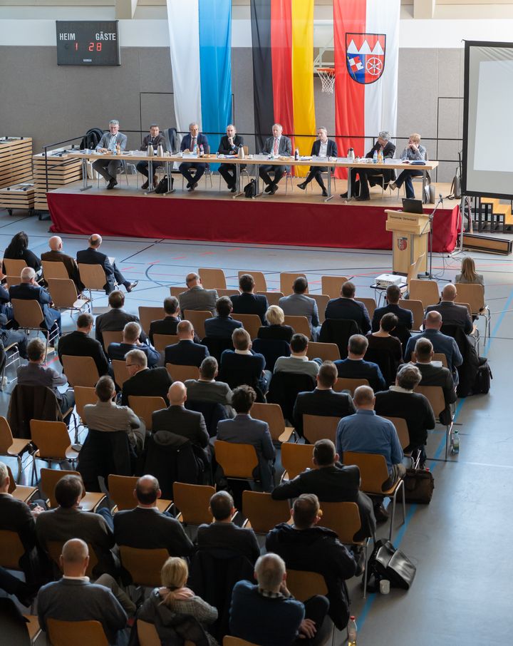 Viele Landräte und Bürgermeister kamen zur Verbandsversammlung in die Wilhelm-Hegler-Halle in Oerlenbach. (Foto: StMWi / E. Neureuther)