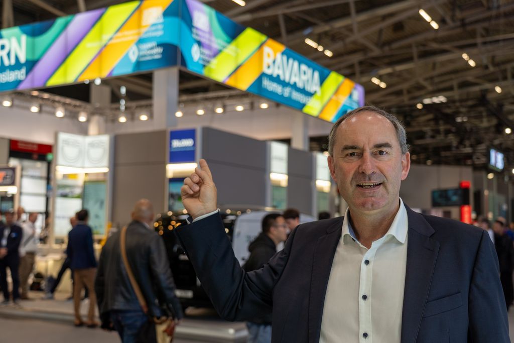Bayerns Wirtschaftsminister Hubert Aiwanger beim Messerundgang auf der IAA Mobility vor dem Stand des Bayerischen Wirtschaftsministeriums. 
Fotos: StMWi