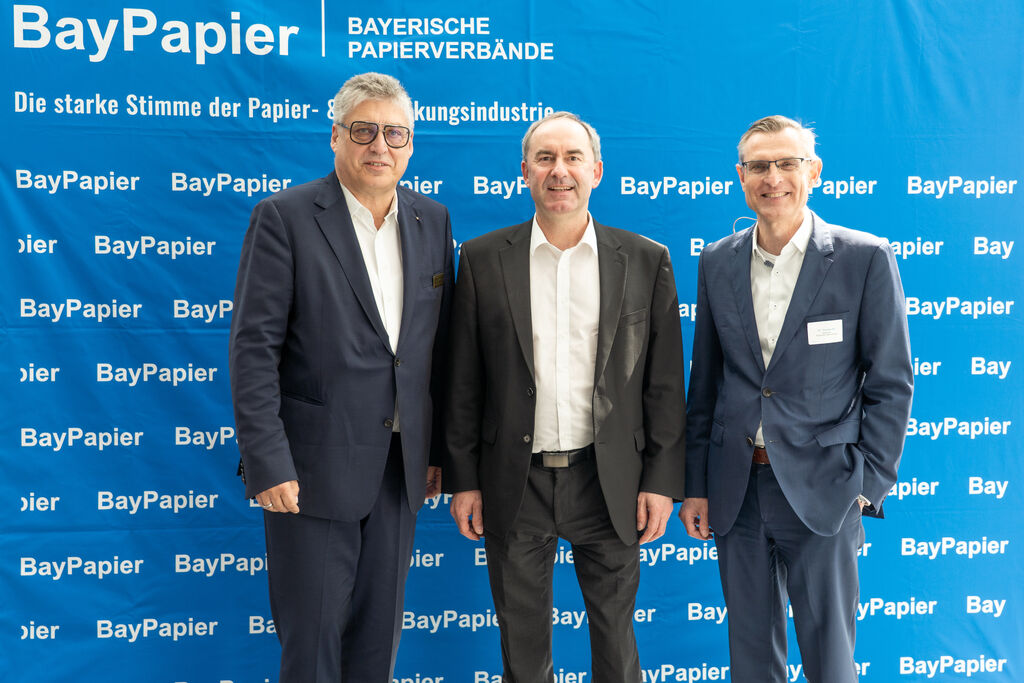 Bayerns Wirtschaftsminister Hubert Aiwanger bei der Jahrestagung des Verbands Bayerischer Papierfabriken mit Jürgen Schaller, Vorstandsvorsitzender Verband Bayerischer Papierfabriken e.V., und Dr. Thorsten Arl, Hauptgeschäftsführer BayPapier. 
Foto: StMWi
