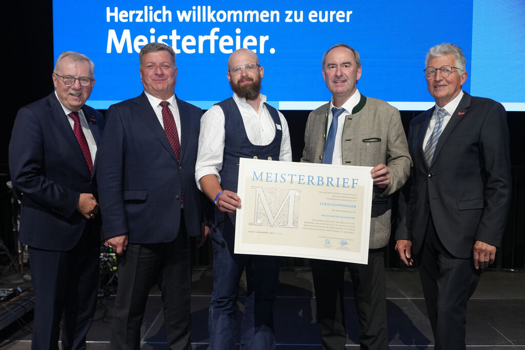 Bayerns Wirtschaftsminister Hubert Aiwanger (2. v. r.) hat Handwerksmeister Lukas Glonnegger (Mitte) seinen Meisterbrief übergeben. Mit dabei: Jürgen Kilger (von links), Hauptgeschäftsführer HWK Niederbayern-Oberpfalz, Christian Bernreiter, Bayerischer Staatsminister für Wohnen, Bau und Verkehr, und Hans Kastl, Vizepräsident HWK Niederbayern-Oberpfalz.
Foto: StMWi/ K. Huber