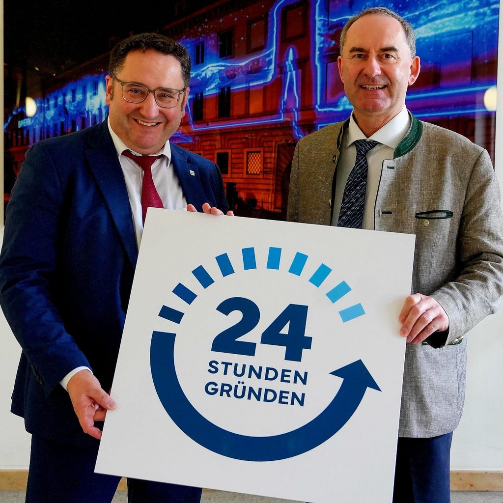 Bayerns Wirtschaftsminister Hubert Aiwanger (rechts) und Wirtschafts-Staatssekretär Tobias Gotthardt packen an, damit das Projekt "Gründen in 24 Stunden" ein Erfolg wird. Foto: Korbinian Huber/StMWi