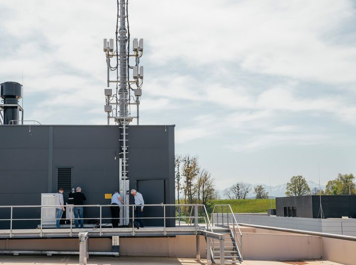 Testen mit Bergblick: Auf dem Dach der Firma Rosenberger funken Mobilfunkantennen.