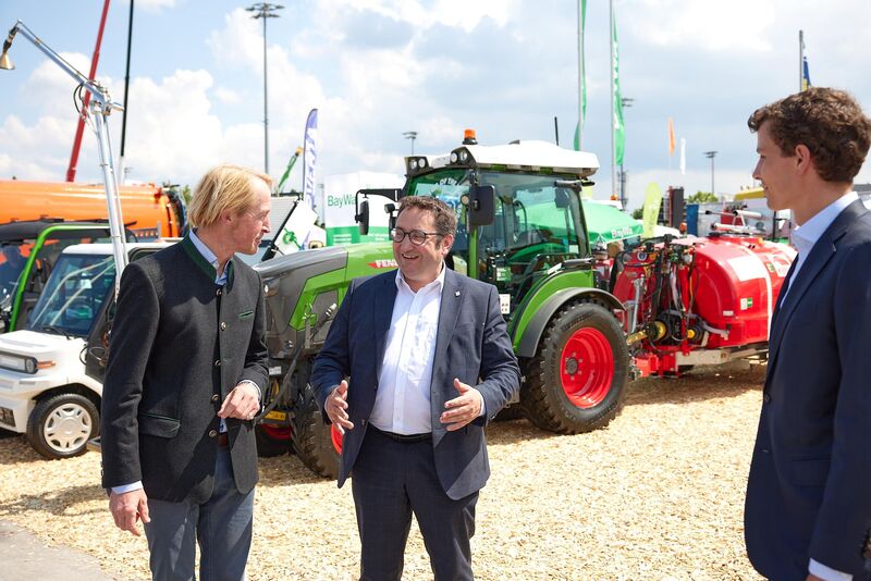 Bayerns Wirtschaftsstaatssekretär Tobias Gotthardt besucht die IFAT Munich 2024.