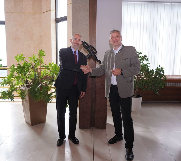 Treffen im Parlamentsgebäude: Wirtschaftsstaatssekretär Roland Weigert (r.) und Peter Kremsky (Vorsitzender des Wirtschaftsausschusses im slowakischen Parlament).