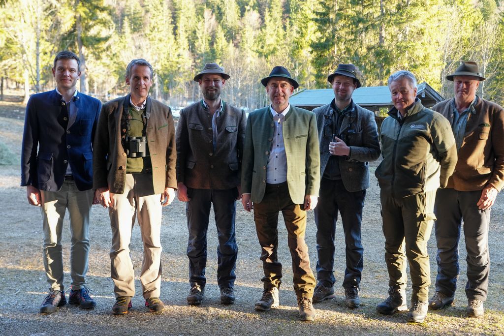 Bayerns Jagdminister Aiwanger hat sich bei Krün zum Thema Rotwild ausgetauscht. Das Bild zeigt (v.l.n.r.): Jochen Dieler, Leiter der obersten Jagdbehörde im Bayerischen Wirtschaftsministerium; Rudolf Plochmann, Vorstand der Bayerischen Staatsforsten; Berufsjäger Andreas Neuner, Jagdminister Hubert Aiwanger, Berufsjäger Johannes Neuner, Forstbetriebsleiter Bad Tölz der BaySF, Robert Krebs und Berufsjäger sowie Kreisjagdberater in Garmisch-Partenkirchen, Karl Hörmann. Foto: StMWi/K. Huber