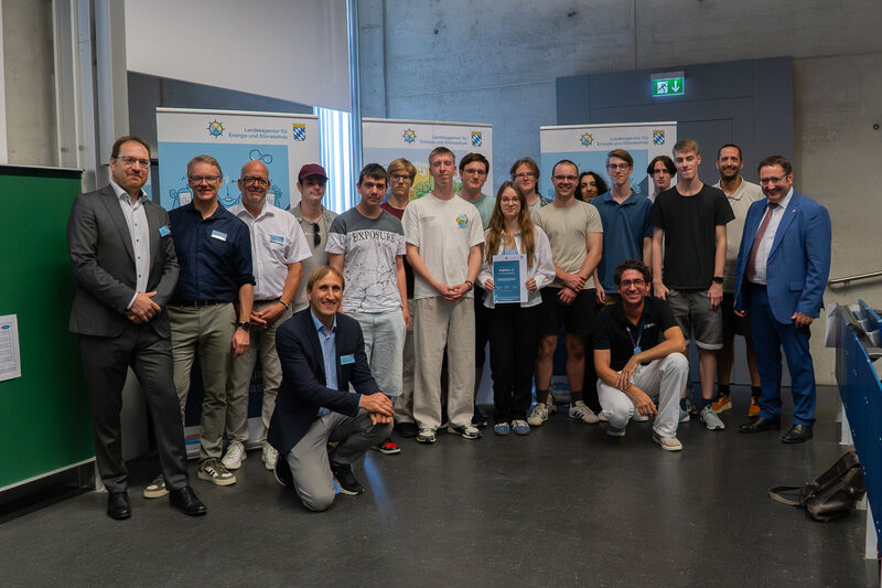 Das Dientzenhofer Gymnasium in Bamberg hat beim bayernweiten Schulwettbewerb H2@School den zweiten Platz erreicht. Bayerns Wirtschaftsstaatssekretär Tobias Gotthardt hat das Team ausgezeichnet. Foto: Bayerisches Landesamt für Umwelt/Michell Wojcikowski