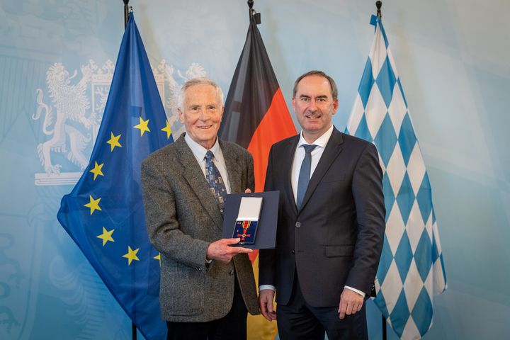 Wirtschaftsminister Hubert Aiwanger mit Dr. Herbert Hruschka (Foto: StMWi/A. Heddergott)