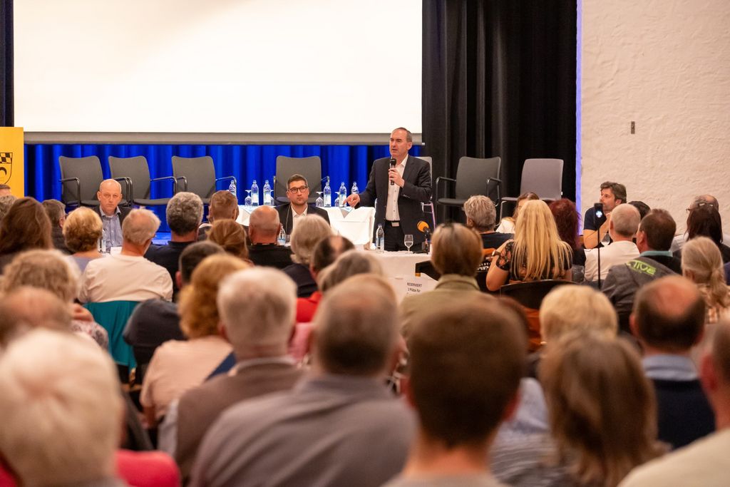 Wirtschaftsminister Hubert Aiwanger spricht bei der Bürgerversammlung in Marktl. ©StMWi/Elke Neureuther