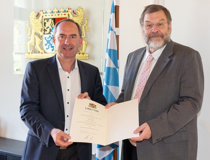 Ab Montag, 1. Juli, ist Stefan Thums (rechts) der neue Leiter des Bayerischen Landesamtes für Maß und Gewicht. Bayerns Wirtschaftsminister Hubert Aiwanger hat ihm kürzlich die Bestellungsurkunde überreicht. Foto: StMWi/Bastian Brummer