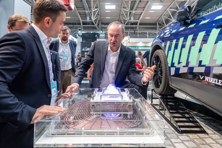 Bayerns Wirtschaftsminister Hubert Aiwanger besucht die IAA MOBILITY 2023.