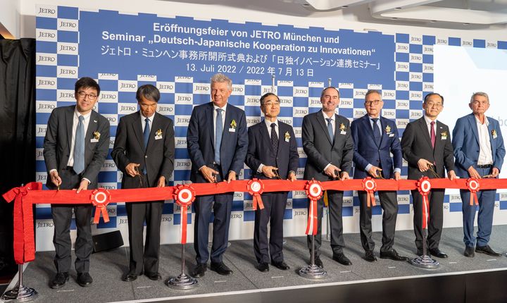 Hajime Takatsuka, Generaldirektor JETRO, Japans Generalkonsul Nabutaka Maekawa, Münchens Oberbürgermeister Dieter Reiter, Japans Botschafter Hidenao Yanagi, Bayerns Wirtschaftsminister Hubert Aiwanger, BIHK-Präsident Professor Klaus Josef Lutz, JETRO-CEO Nobuhiko Sasaki und vbw-Hauptgeschäftsführer Bertram Brossardt schneiden bei der Eröffnungszeremonie das Band durch. Foto: Elke Neureuther/StMWi