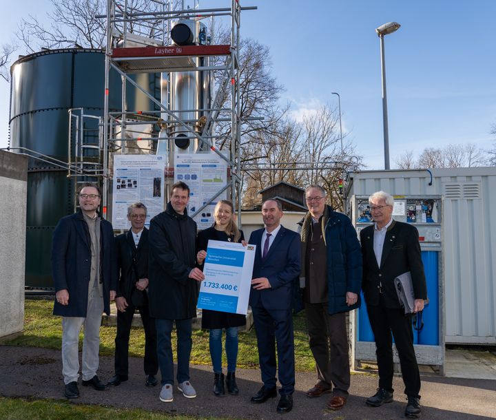 Bayerns Energieminister (5. v. l.) bei der Übergabe des Förderbescheids mit (von links) Prof. Christoph Gehlen (Dekan der TUM School of Engineering and Design), Dr. Michael Lebuhn (LfL-Mitarbeiter), Prof. Konrad Koch (Projektleiter), Dr. Carolina Feickert Fenske (Projektmitarbeiterin), Dr. Dietmar Gruchmann (1. Bürgermeister der Stadt Garching) und Dr. Gerhard Strauß (Abteilungsleiter an der LfL)
Foto: StMWi/E. Neureuther