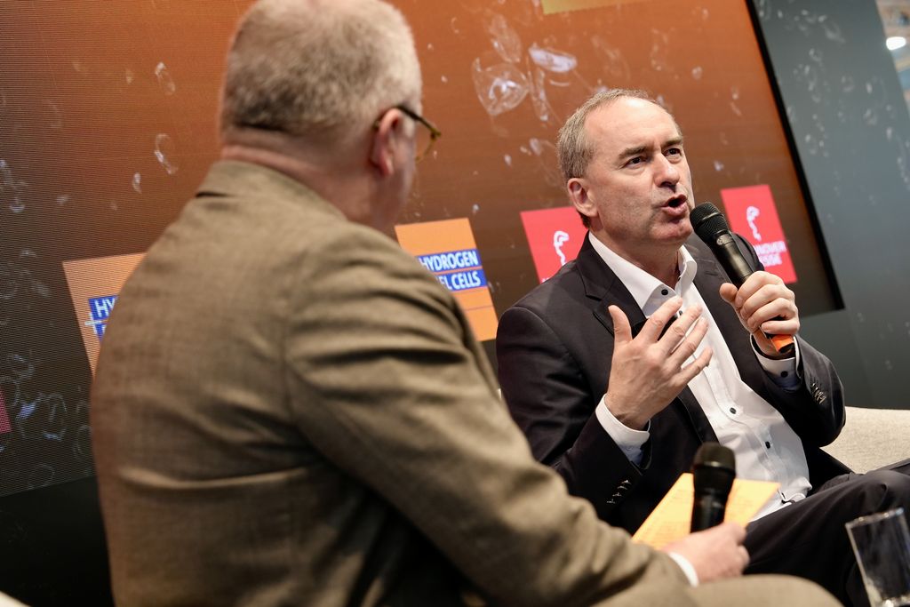 Wirtschaftsminister Hubert Aiwanger hält Impulsgespräch in der Wasserstoffhalle auf der Hannover Messe. Foto: StMWi