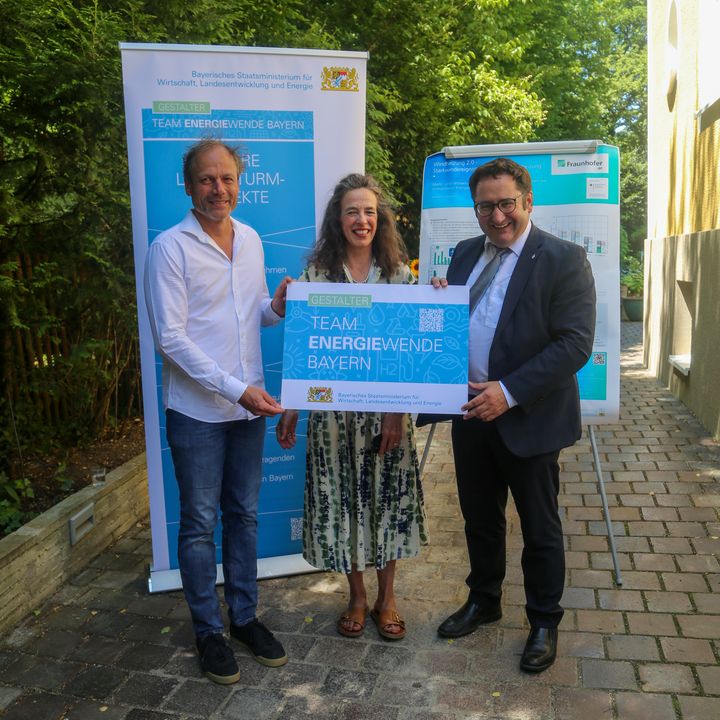 Bayerns Energiestaatssekretär Tobias Gotthardt (1. v. r.) übergibt die Urkunde &quot;Gestalter im Team Energiewende&quot; an Familie Schilling.
Foto: StMWi