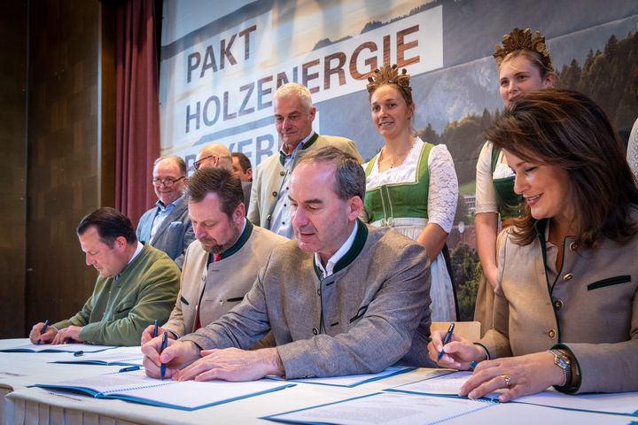 Impressionen der feierlichen Unterzeichnung des Pakts "Holzenergie Bayern". 