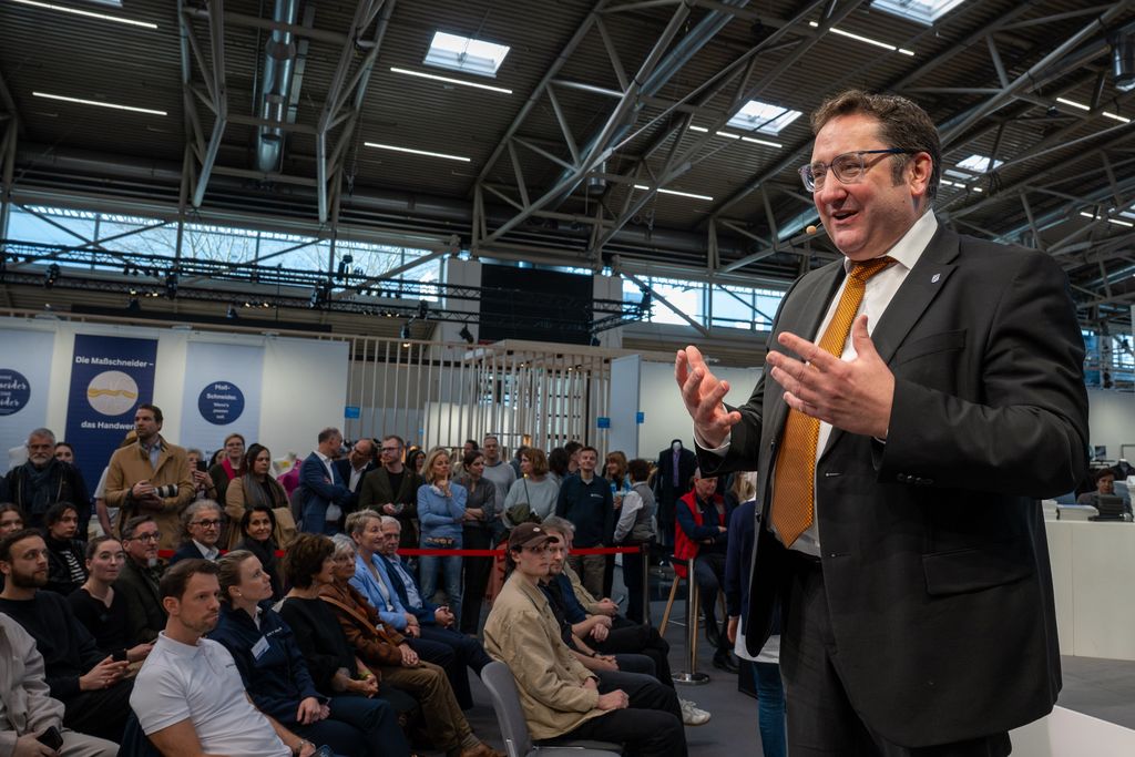 Bayerns Wirtschaftsstaatssekretär Tobias Gotthardt spricht bei der Verleihung der Staatspreise im Rahmen der IHM 2026.